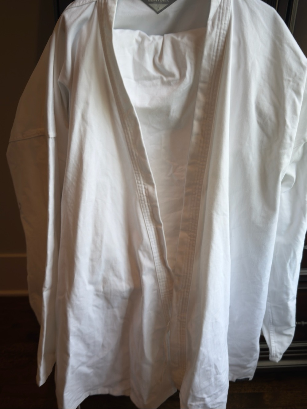 White Cotton Kimono-Style suit
Size 9 Karate Gi